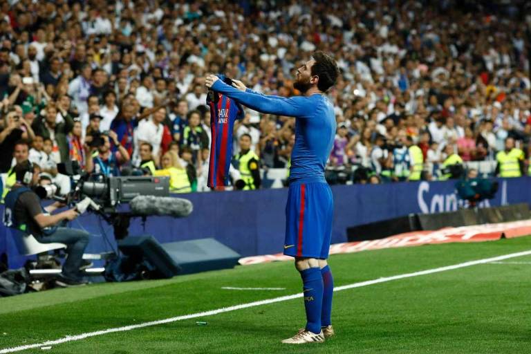 Messi mostra a sua camisa para a torcida depois de fazer o gol da vitória por 3 a 2 do Barcelona sobre o Real Madrid, em Madri, no Campeonato Espanhol