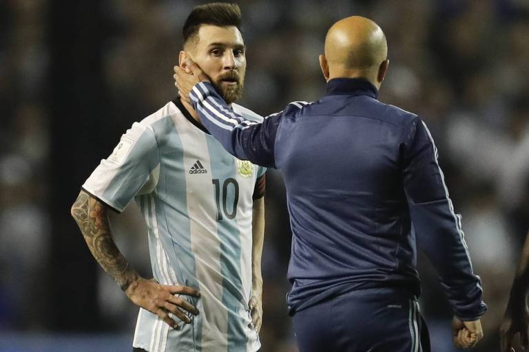Messi e o treinador Jorge Sampaoli depois do empate por 0 a 0 da Argentina com o Peru em jogo das eliminatórias da Copa de 2018, no estádio La Bombonera, em Buenos Aires