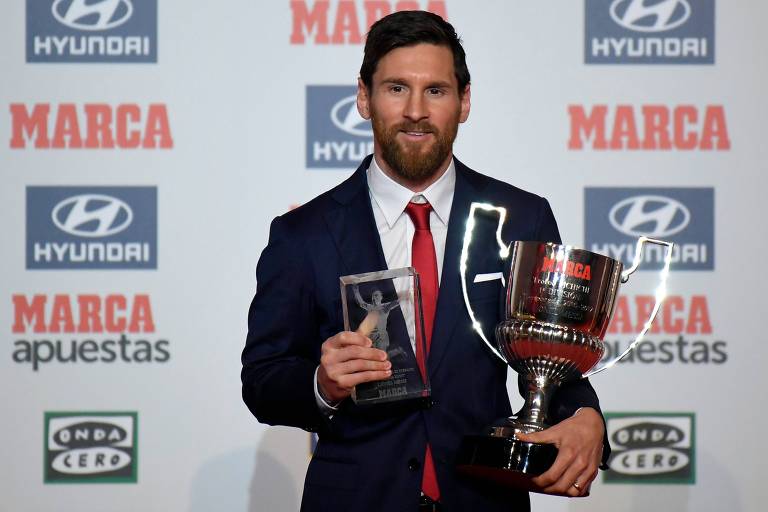 Messi posa ao ser presenteado com o prêmio Alfredo Di Stéfano por ter sido o principal artilheiro do Campeonato Espanhol na temporada 2016/2017