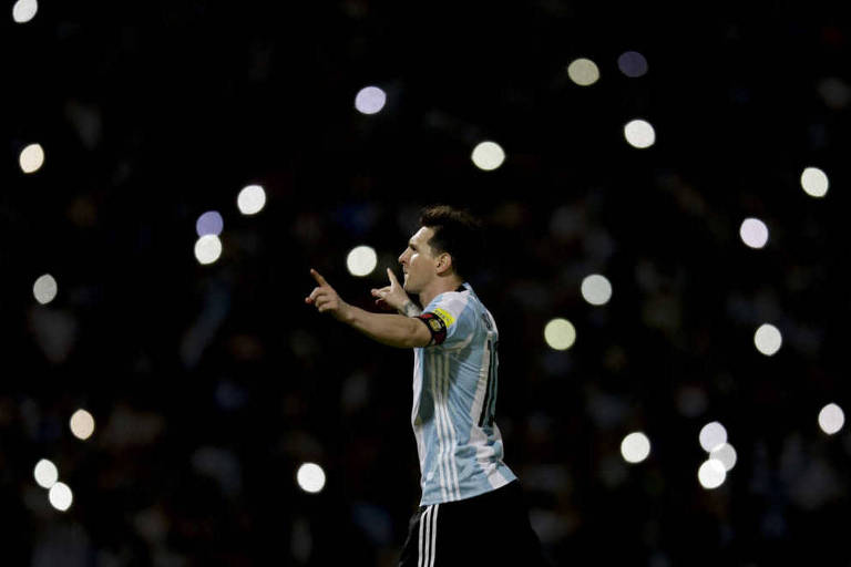 Messi comemora seu gol número 499, marcado de pênalti, contra a Bolívia, pelas eliminatórias para a Copa-2018