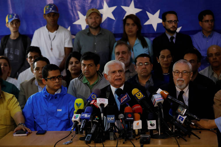 O presidente da Assembleia Nacional venezuelana, Omar Barboza (centro), fala em entrevista coletiva da coalizão oposicionista Frente Ampla