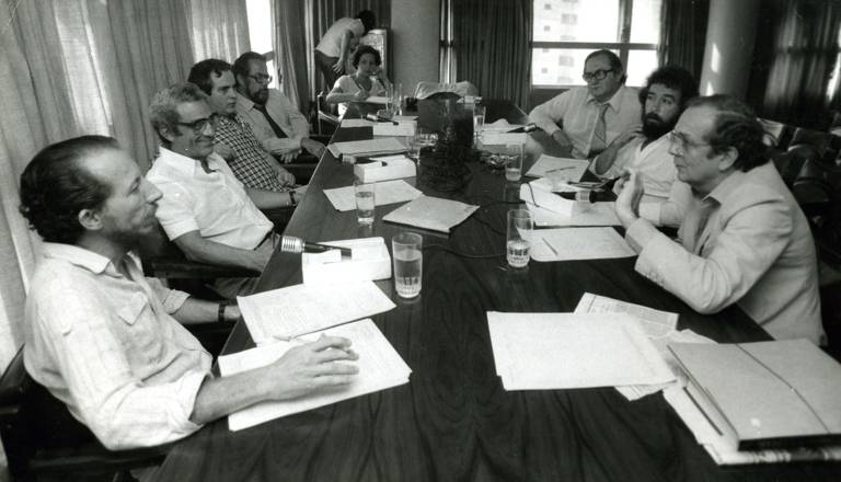 Em imagem de 1984, Alberto Dines (à dir.) participa de reunião com os jornalistas Fernando Morais e Boris Casoy sobre a censura na imprensa
