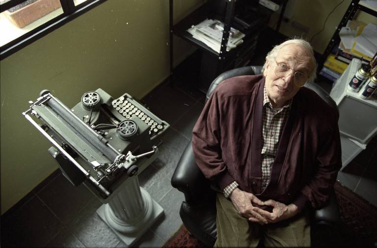 O jornalista Alberto Dines posa para foto