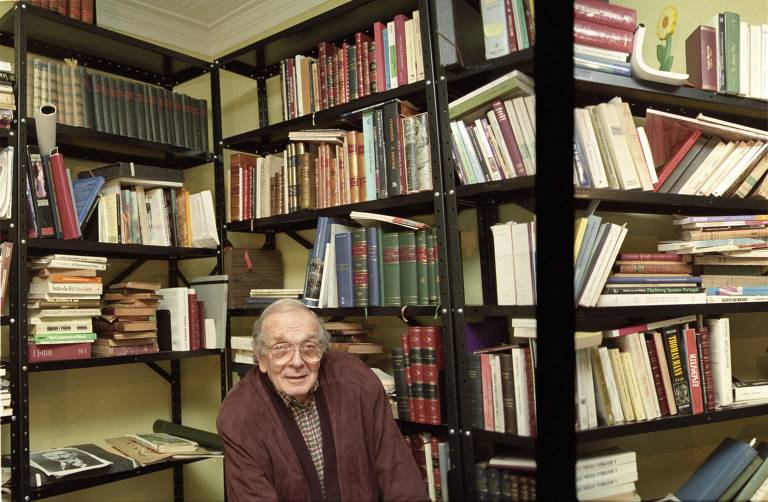 O jornalista Alberto Dines posa para foto