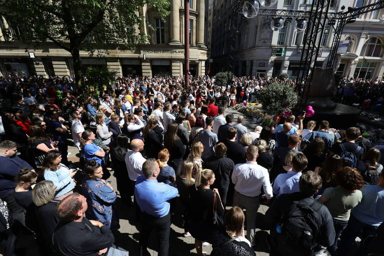Pessoas fazem um minuto de silêncio em homenagem às vítimas do ataque em Manchester 