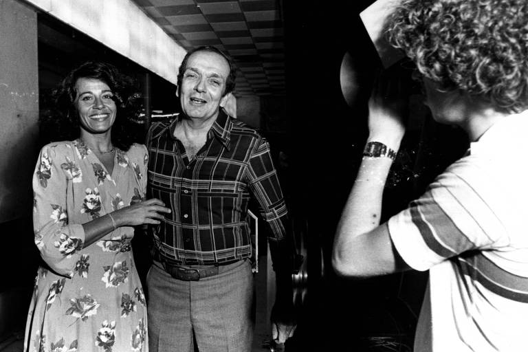 Alberto Dines é entrevistado por Norma Bengell, no lançamento de seu livro