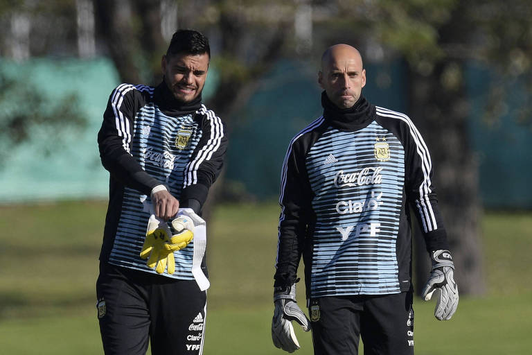 Romero, à esquerda, está fora da Copa do Mundo. Caballero, à direita, poderá ser o titular da Argentina no Mundial