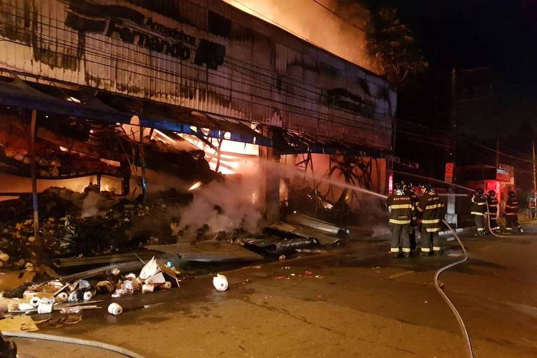 Incêndio atinge loja Armarinhos Fernando, em São Bernardo do Campo