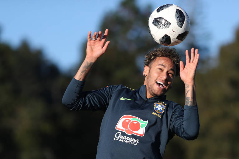 Neymar tenta cabecear bola durante treino da seleção brasileira na Granja Comary