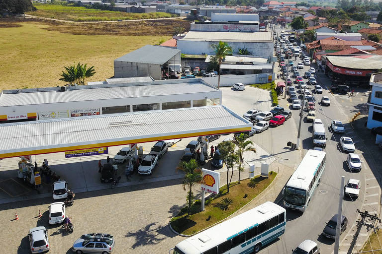 Fila para abastecer em posto de gasolina em São José dos Campos (SP)