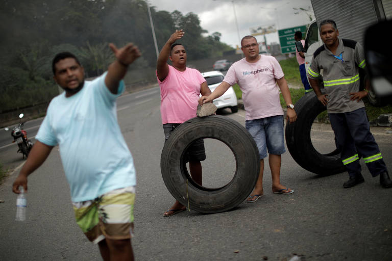 Caminhoneiros fazem protesto na rodovia BR-324, em Simões Filho, perto de Salvador, Bahia, contra o aumento do diesel