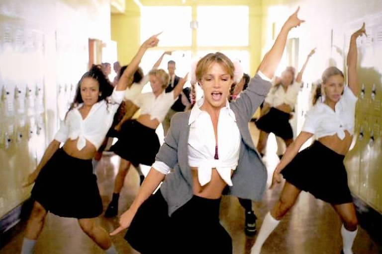 Britney Spears dança vestida de colegial sexy 