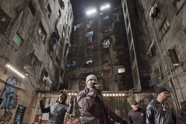 Racionais MCs em gravação do videoclipe em prédio ocupado por sem-teto no centro de São Paulo