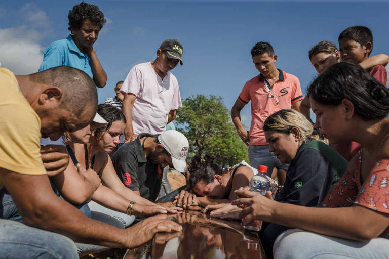 Familiares enterram uma das vítimas da chacina de Pau D'Arco, no Pará