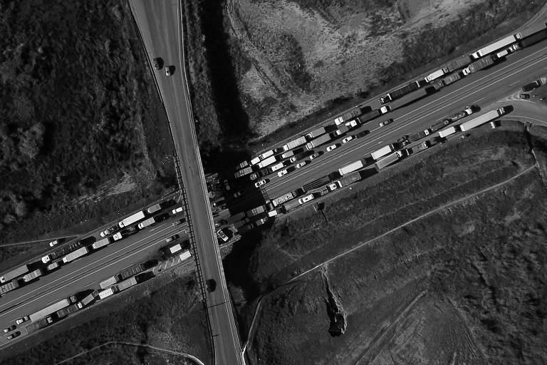 Caminhoneiros bloqueiam estrada em Juatuba, Minas Gerais
