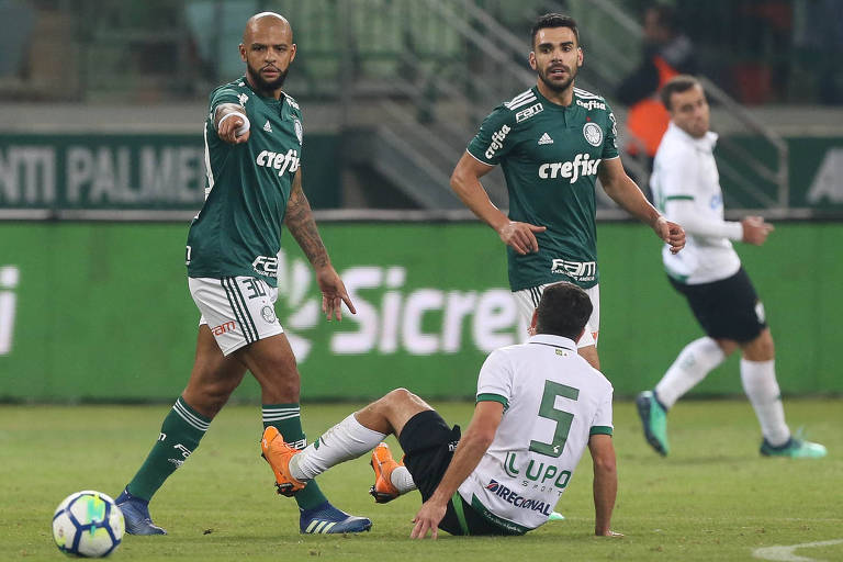 O jogador Felipe Melo, do Palmeiras, disputa bola com o jogador Leandro Donizete, do América-MG, durante partida válida pelas oitavas de final da Copa do Brasil, no Allianz Parque.