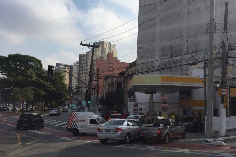 Fila em posto da Avenida Sumaré, zona oeste de São Paulo
