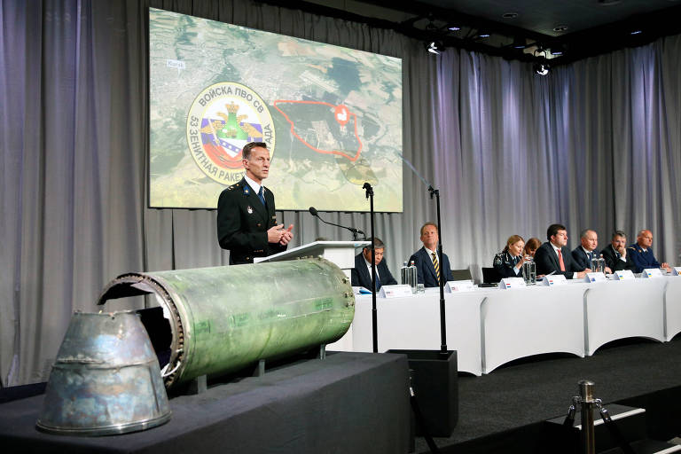 Equipe de investigadores apresenta na Holanda as novas conclusões do caso, ao lado de restos de um míssil 