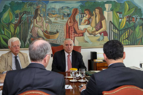 (Brasília - DF, 24/05/2018)  Presidente Michel Temer durante reuniao , Eduardo Guardia, Ministro de Estado da Fazenda; Valter Casimiro, Ministro de Estado dos Transportes, Portos e Aviação; Moreira Franco, Ministro de Estado de Minas e Energia; Pedro Parente, Presidente da Petrobras e Jorge Rachid, Secretário da Receita Federal do Brasil . Foto: Marcos Corrêa/PR