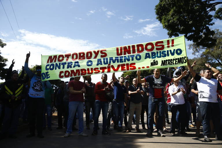 Em Brasília, motoboys e motoristas da Uber fazem protesto em frente à distribuidora de combustíveis no SIA (setor de indústria e abastecimento). Eles tentam impedir a saída de caminhões com combustível para abastecer postos em Brasília
