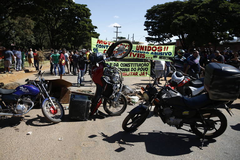 Motoboys e motoristas de Uber fazem protesto em frente à distribuidora de combustíveis no SIA (Setor de Indústria e Abastecimento), em Brasília; eles tentam impedir a saída de caminhões com combustível para abastecer postos