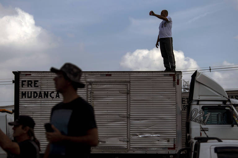 Caminhoneiros bloqueiam parcialmente a rodovia Washington Luiz, no município de Duque de Caxias, durante greve contra a alta do preço do combustível no país