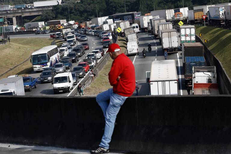 Caminhoneiros bloqueiam a rodovia Regis Bittencourt, a 30 km de São Paulo, durante greve contra a alta do preço do combustível no país