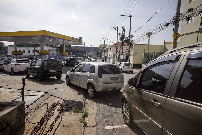 Motoristas fazem filas para abastecer em posto de combustíveis na avenida João Batista no Centro de Osasco, nesta quinta (24)
