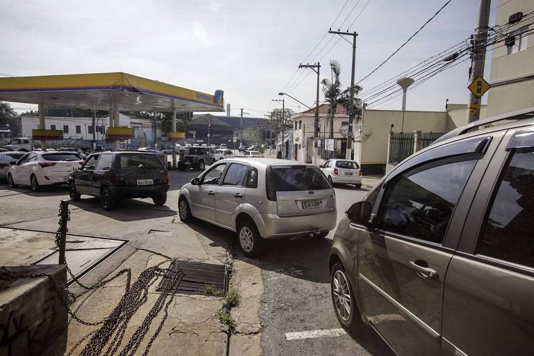 Motoristas fazem fila para abastecer em posto de combustíveis na avenida João Batista, no centro de Osasco