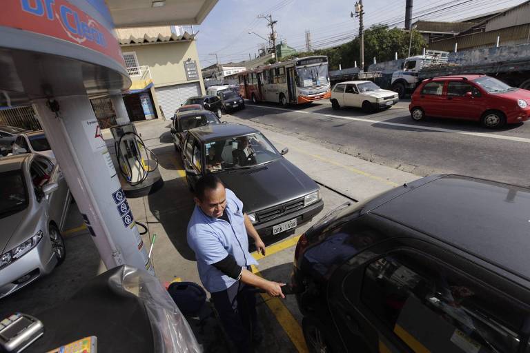 Motoristas fazem fila para abastecer em posto de combustíveis na avenida João Batista, no centro de Osasco; motoristas usam frascos para armazenar gasolina