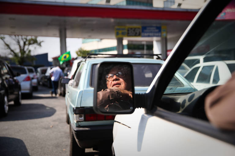 Devido à greve dos caminhoneiros, postos de gasolina em São Paulo ficam com filas para abastecimento de veículos