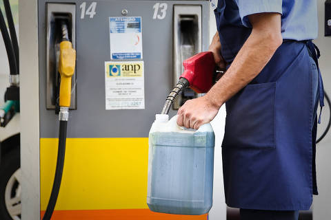 SAO PAULO/SP BRASIL. 24/05/2018 -  Marcelo Gama Cardoso, 45, Lavador de carros, (carro da loja ficou sem combustivel), Posto na Av Sumare - Devido a greve dos caminhoneiros, postos de gasolina ficam sem combustivel ou com filas para abastecimento dos veiculos.(foto: Zanone Fraissat/FOLHAPRESS, COTIDIANO)***EXCLUSIVO***