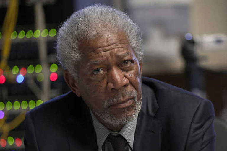 Morgan Freeman em cena de "Lucy"