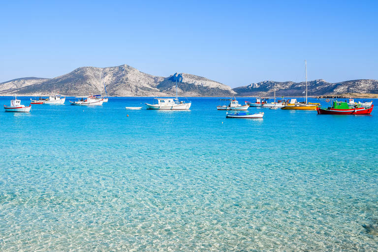 Barcos de pesca tradicionais de Koufonisia, a mais famosa das ilhas Pequenas Cíclades, na Grécia