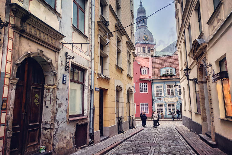 Rua no centro antigo de Vilnius, capital da Lituânia