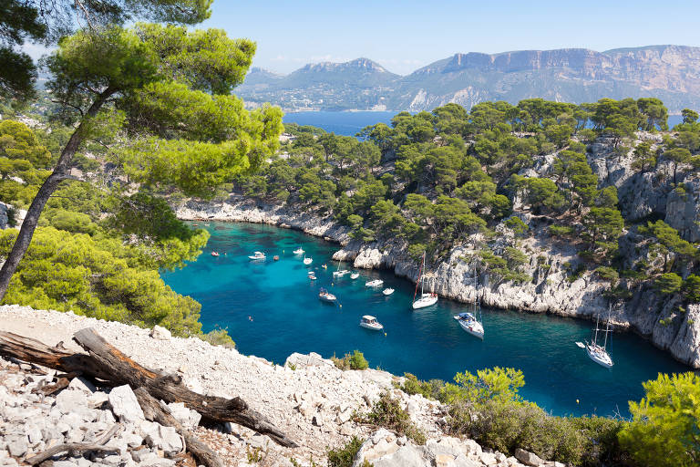 Calanque de Port Pin, em Cassis, na região de Provence, na França; formações de calcário como essa são comuns no mar Mediterrâneo