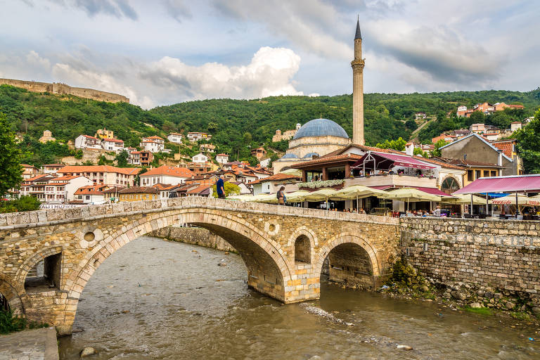 Ponte antiga no centro de Prizren, cidade histórica no sul do Kosovo