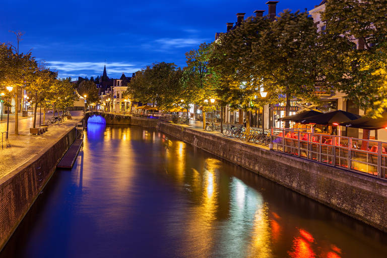 Canal de Leeuwarden, a capital da província Friesland, no norte da Holanda