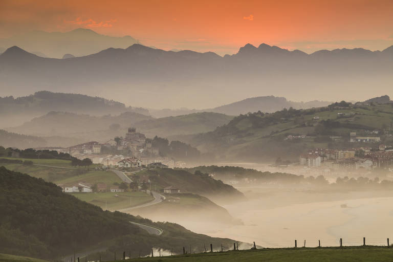 Pôr do sol em San Vicente de la Barquera, cidade na região da Cantábria, na Espanha