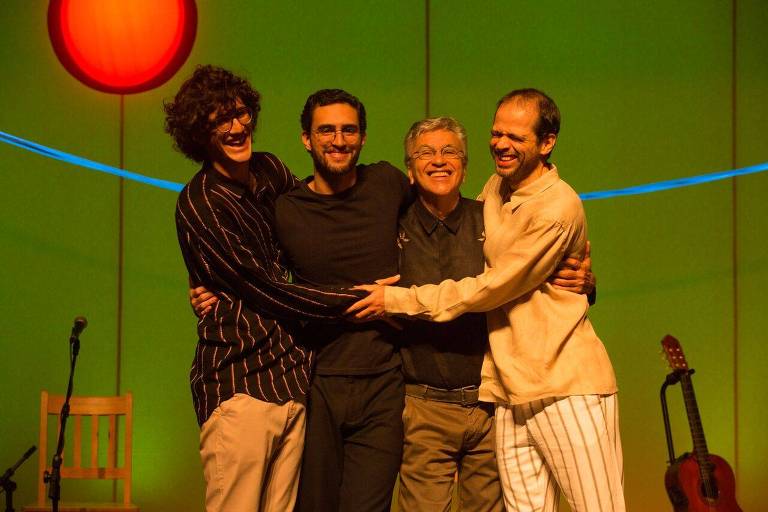 Caetano Veloso apresenta o show "Ofertório" ao lado dos filhos Tom, Zeca e Moreno