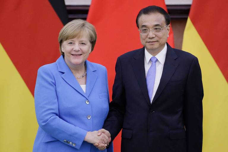 A chanceler alemã Angela Merkel ao lado do primeiro-ministro chinês, Li Keqiang