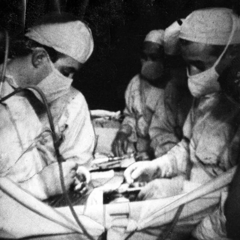 Equipe médica chefiada pelo professor Zerbini durante o transplante de coração de João Boiadeiro, no Hospital das Clínicas