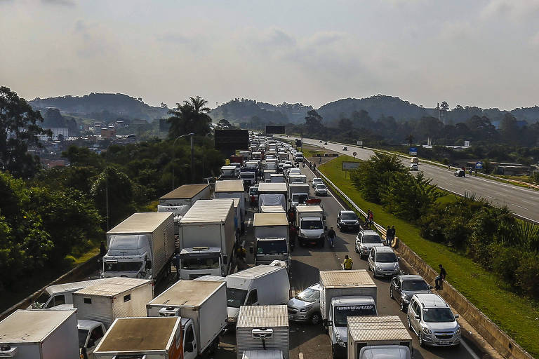 Caminhoneiros bloqueiam a Rodovia dos Imigrantes, em São Paulo