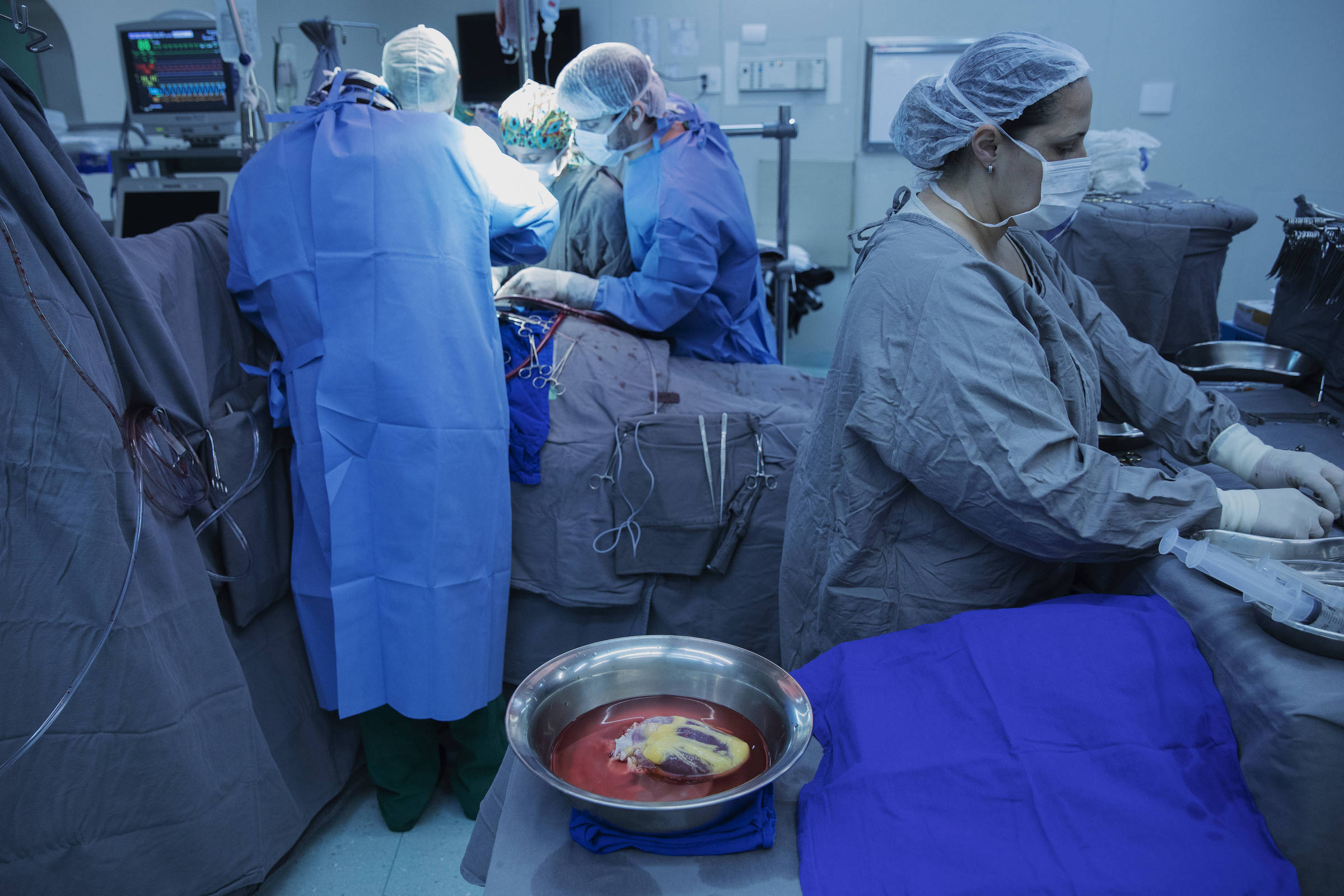 Coração doado antes de ser transplantado em paciente no centro cirúrgico do Incor, em São Paulo