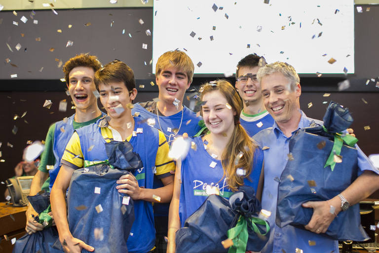 Alunos posam para foto após vencerem competição organizada pela Bolsa com estudantes do ensino médio, em São Paulo 