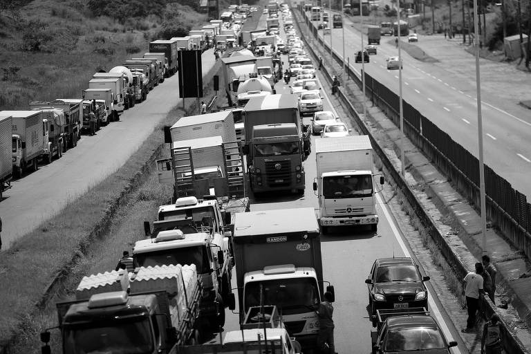 Caminhoneiros bloqueiam rodovia em Simões Filho, na Bahia 