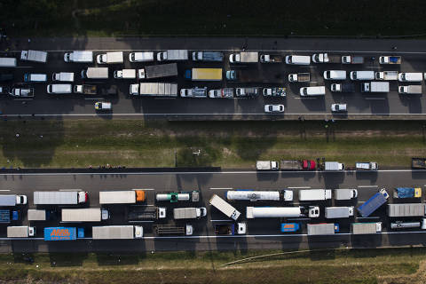 SAO PAULO - SP - 24.05.2018 - Caminhoneiros bloqueiam o rodoanel Mário Covas entre a rodovia Anchieta e rodovia dos Imigrantes.  (Foto: Danilo Verpa/Folhapress, MERCADO)