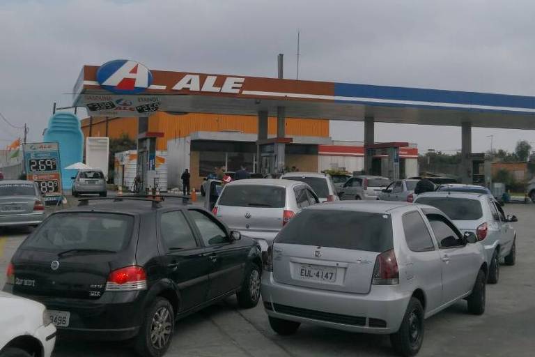 Imagem mostra fila de carros em posto de gasolina