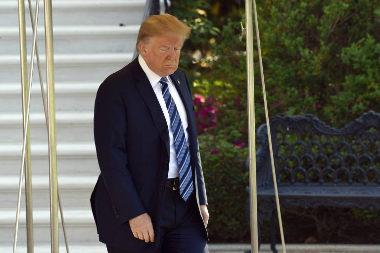O presidente dos EUA, Donald Trump, deixa a Casa Branca nesta sexta-feira (25)