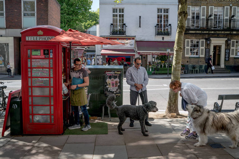 Britânico abre café em cabine telefônica fora de uso